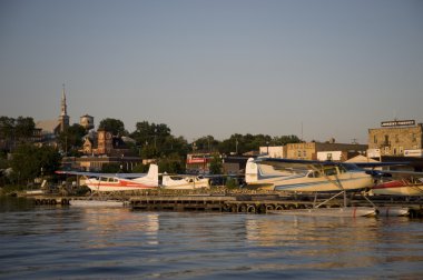 kenora, lake of woods, ontario, Kanada. Göl kenarında yer alan küçük bir şehir