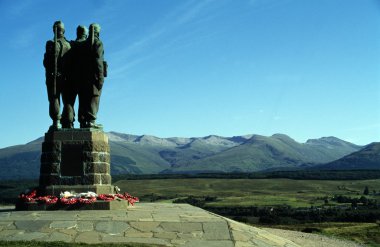 Fort william, İskoçya, Birleşik Krallık. Savaş Anıtı, peyzaj üzerinde bakan asker heykeli
