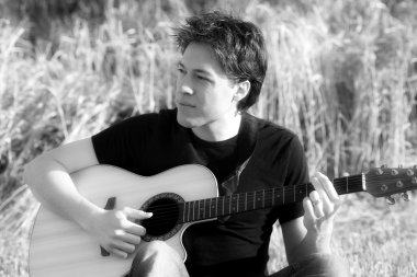 adam bir akustik gitar ile