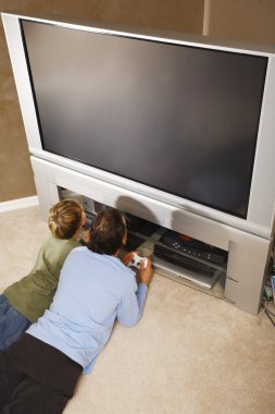 Baba ve oğul tv oyun denetleyicilerini kullanma