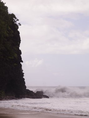 dalgalara karşı bir uçurum napali Sahil Parkı, kauai, hawaii