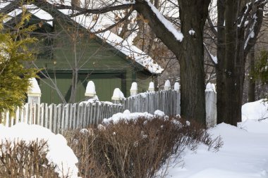 karla kaplı Bahçesi ve ahır