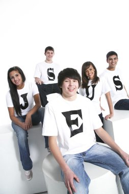 beş çocuk t-shirt ile İsa'nın yazım