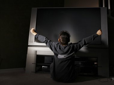 televizyon karşısında oturan çocuk