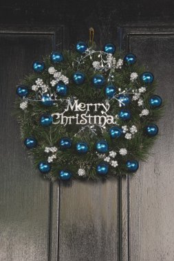 bir kapı üzerinde neşeli Noel çelenk
