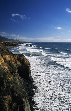 California, ABD. Cliffs karşı çökmesini dalgaları