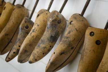 üst üste ayakkabı kalıpları