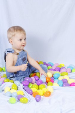 plastik Paskalya yumurtaları tarafından çevrili bir bebek portresi