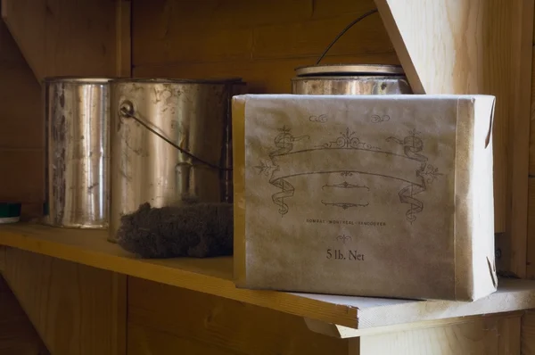 Fort Edmonton, Alberta, Canada, Old Paint Cans And Box Of Shellac — Stock Photo, Image