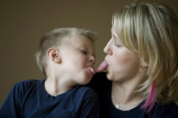 Madre e hijo sacando la lengua —  Fotos de Stock