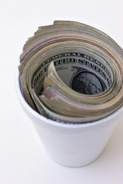 Amerikaanse papiergeld in styrofoam cup — Stockfoto