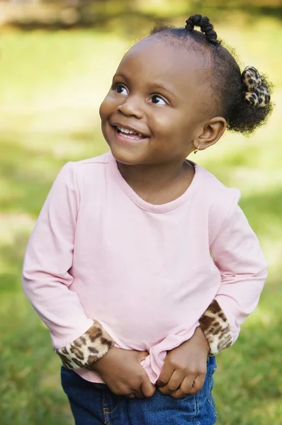 Afro-Amerikaanse meisje buitenshuis — Stockfoto