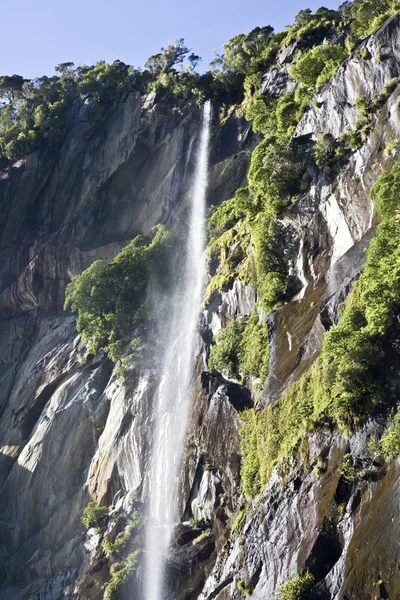 Cascata nel Milford Sound, Nuova Zelanda — Foto Stock