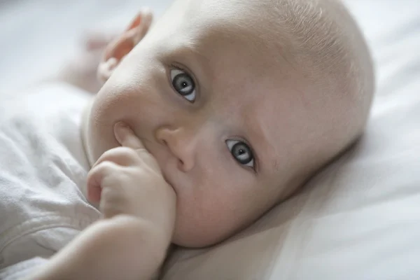 Bebé chico chupando en dedos —  Fotos de Stock
