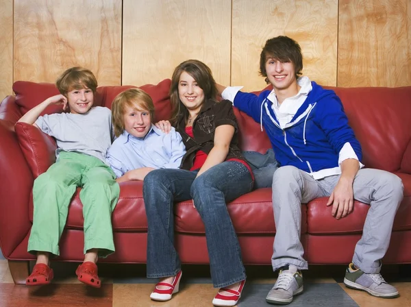 kardeşler bir kanepede