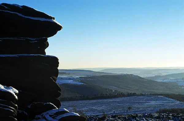 Derbyshire, Inghilterra, Regno Unito. Formazioni rocciose innevate in un parco nazionale . — Foto Stock