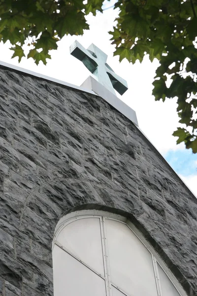 Lage hoekmening van kruis op de top van kerk — Stockfoto