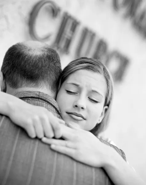 Figlia abbracciare papà — Foto Stock