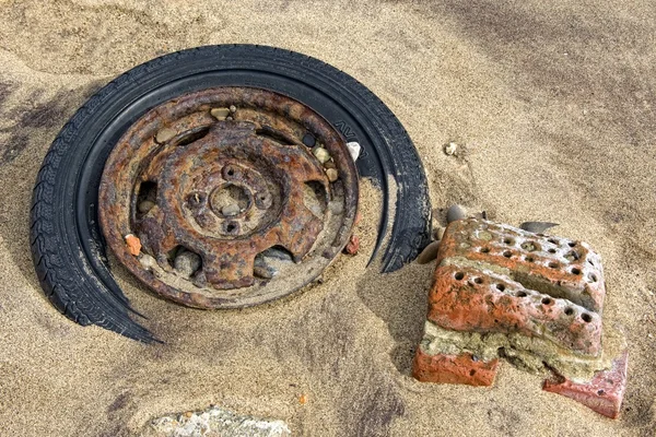 Alter Reifen im Sand — Stockfoto