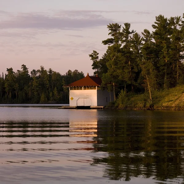 Lake of woods, ontario, Kanada, göl kenarında küçük kabin — Stok fotoğraf