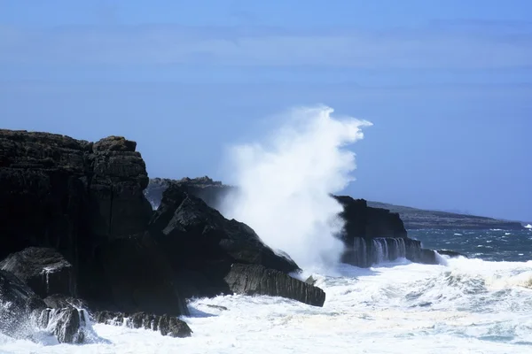 Olas rompiendo contra las rocas —  Fotos de Stock