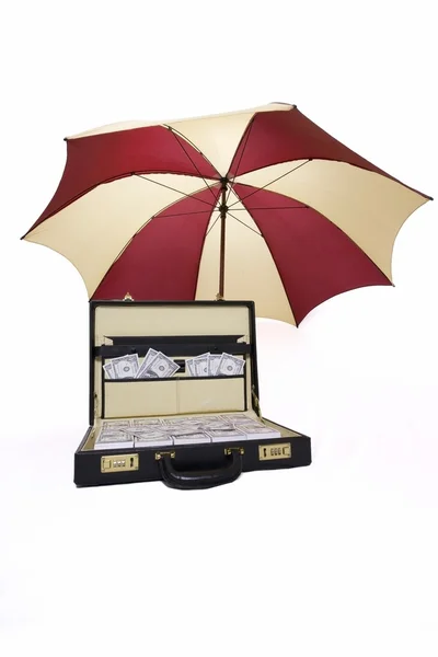 Mala cheia de dinheiro com guarda-chuva — Fotografia de Stock