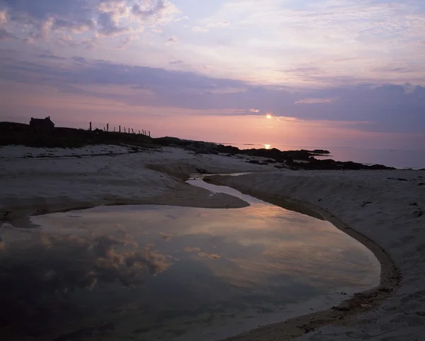 Stream med moln reflektion — Stockfoto