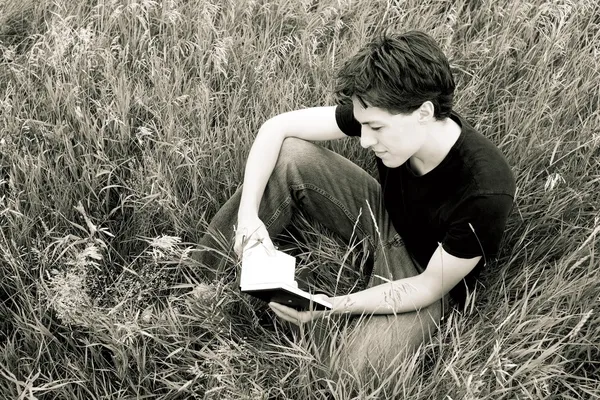 Man Reading In The Grass — Stock Photo, Image