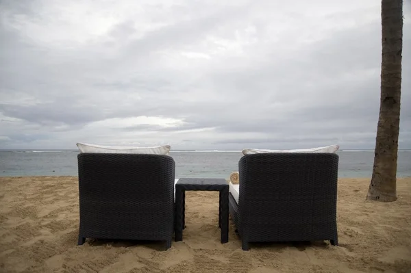 Endonezya. plaj uzanmanız sandalyeler — Stok fotoğraf