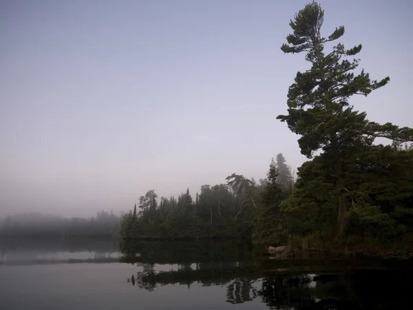Lake of the woods, ontario, canada, reflecties op een meer — Stockfoto
