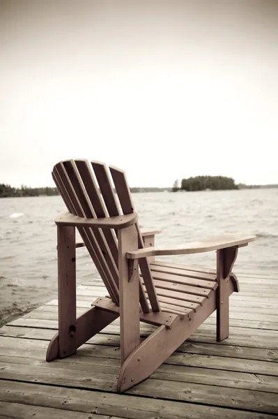 デッキ、マスコカ湖、オンタリオ州、カナダに adirondack の椅子 — ストック写真