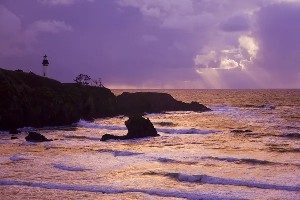 Puesta de sol en el faro principal de Yaquina, costa de Oregon, EE.UU. — Foto de Stock