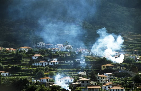 Domy ve vesnici, madeira, Portugalsko — Stock fotografie