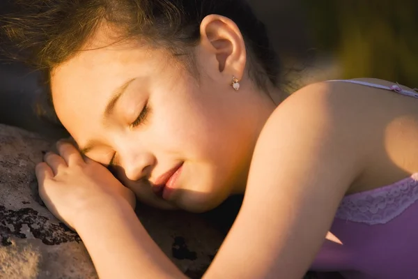 Ung flicka sover年轻的姑娘在睡觉 — 图库照片