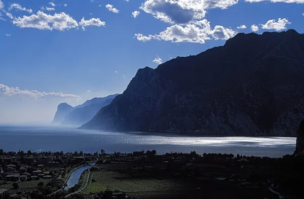 Italien. Blick über eine kleine Stadt zum Gardasee und zu den Klippen — Stockfoto