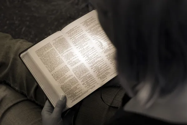 Femme lisant la Bible — Photo