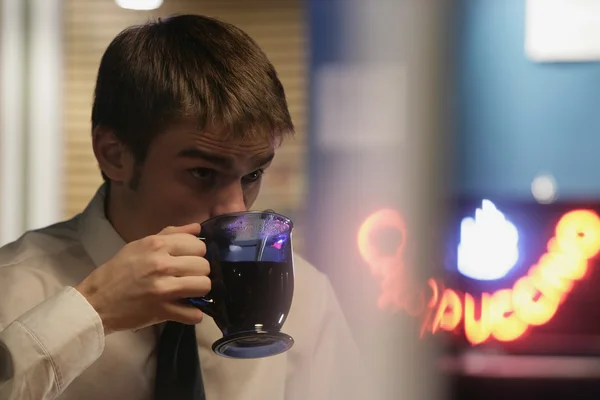 Hombre bebiendo una taza de café — Foto de Stock