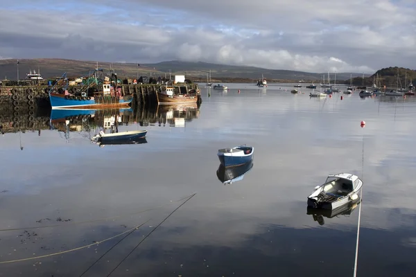 Barche in acqua, Tobermory, Isola di Mull, Scozia — Foto Stock