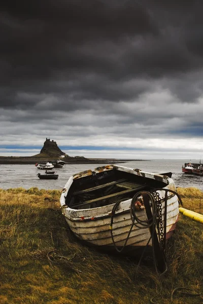 Barco a remos na costa vulcânica de Beblowe Craig, Inglaterra — Fotografia de Stock