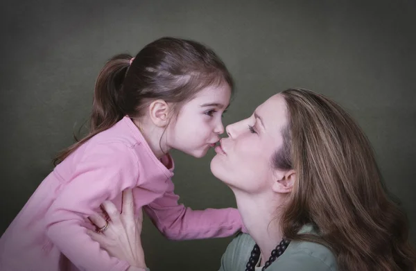 Anne ve kızı öpüşme — Stok fotoğraf