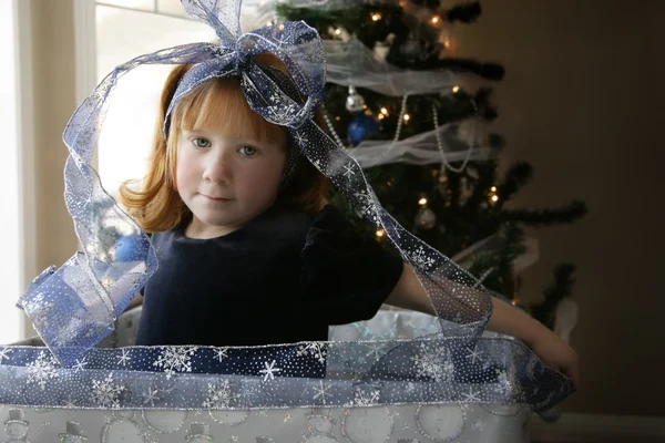 Un bambino dentro una grande scatola avvolta in un regalo — Foto Stock