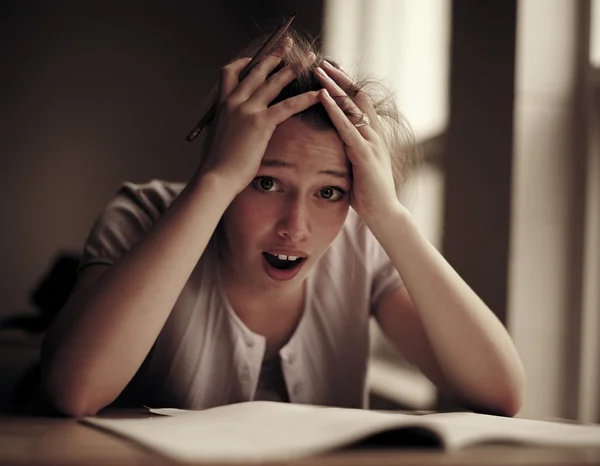 Mujer ansiosa estudiando — Foto de Stock