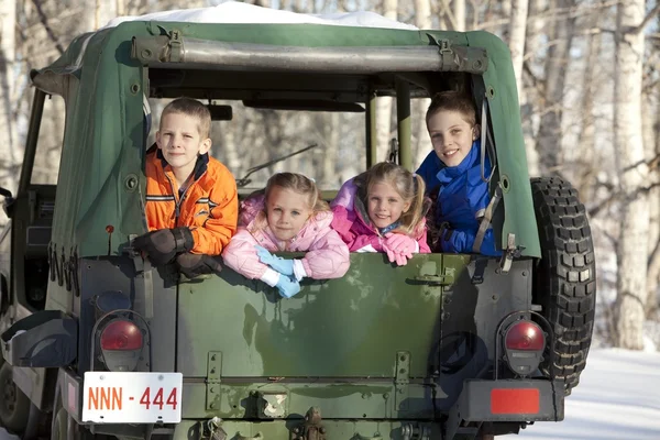 Dört çocuk bir kamyon — Stok fotoğraf