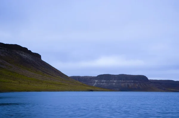 Гірська сцена в Арктиці — стокове фото