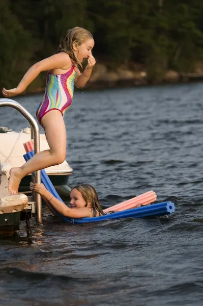 Les jeunes filles jouent dans le lac — Photo