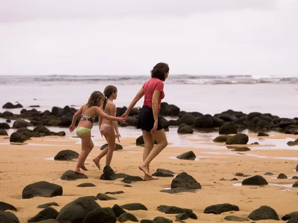 Spacery wzdłuż plaży w kauai, Hawaje, Stany Zjednoczone Ameryki — Zdjęcie stockowe