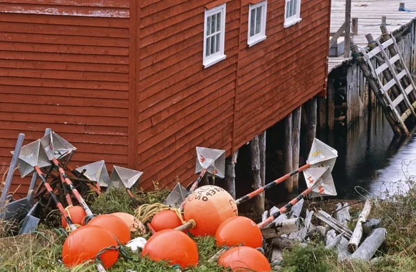 Bouées près du hangar à bateaux, Salvage, Terre-Neuve, Canada — Photo