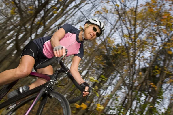 Cyklist på fritids trail i höst — Stockfoto