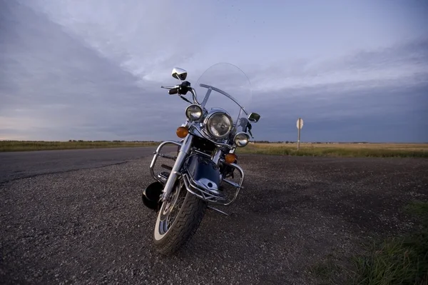 Mototorcycle aan de kant van de weg, manitoba, canada — Stockfoto