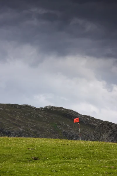 Islay, Escócia. Bandeira em um campo de golfe — Fotografia de Stock